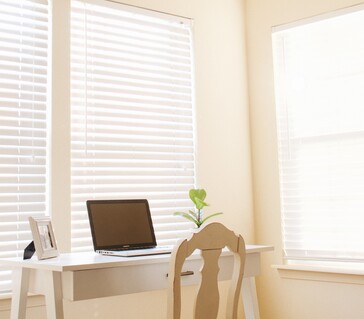 If possible, set up your office by large windows that provide lots of natural light. (Image via Izabelle Acheson on Unsplash)