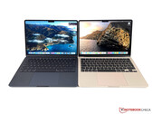 The MacBook Air M2 comes in Midnight, Starlight, Sliver, and Space Gray colorways. (Image source: Andreas Osthoff for Notebookcheck)