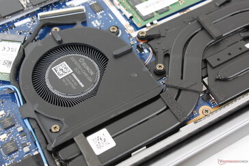 Cooling solution consists of twin ~50 mm fans and three heat pipes