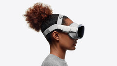 The Vision Pro ships with an optional double loop headstrap to help support its weight. (Image: Apple)