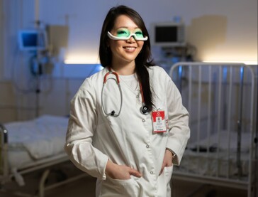 The Retimer 3 can be comfortably worn at work or home for daily thirty minute light therapy sessions. (Image source: Re-time Pty Ltd.)