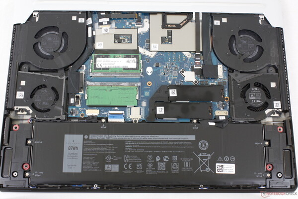 Internal view of the Alienware x17 R2 (Image: Allen Ngo, Notebookcheck)