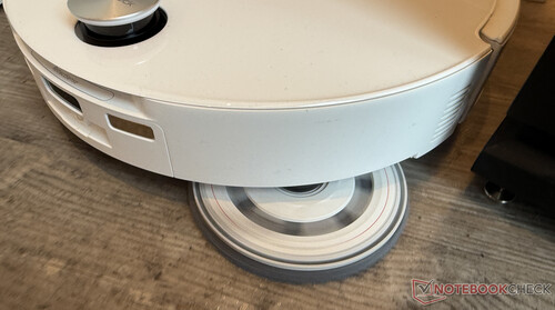 The absolute standard today: The Qrevo Curv 2 Pro extends one of its two mops for rimless mopping