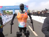 In Beijing, humanoid robots took part in a half marathon for the first time for test purposes. (Image source: YouTube / CGTN)