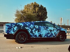 The latest Cybertruck wrap is an electrifying blue that has sparked interest in factory wraps. (Image source: @kjoule11 on X)