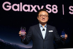 DJ Koh, Samsung Electronics’ mobile business chief, presents the Galaxy S8 at the company’s unpacking event in New York on Wednesday. (Source: Samsung Electronics)