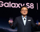 DJ Koh, Samsung Electronics’ mobile business chief, presents the Galaxy S8 at the company’s unpacking event in New York on Wednesday. (Source: Samsung Electronics)