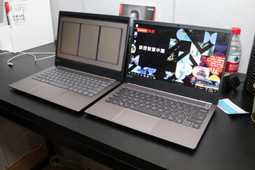 The 13-inch display (right) is brighter than the 14-inch one. (Source: Notebook Italia)