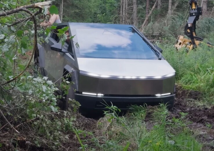 Despite an impressive start, the Cybertruck eventually got stuck, owing to the lack of mud tires. (Image source: Tucker Carlson via YouTube)