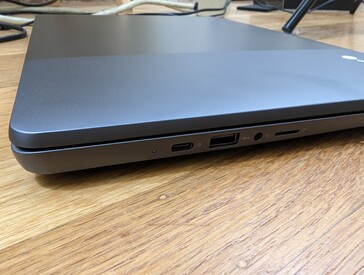 Left: USB-C 3.2 Gen. 2 + DisplayPort + Power Delivery, USB-C 3.2 Gen. 2, 3.5 mm headset, MicroSD reader