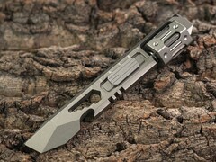 Rixel’s compact multi-tool pry bar weighs just under 90 grams.