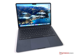 MacBook Air with M2 packs a 13.6-inch, 2560x1664 resolution IPS display. (Source: Notebookcheck)