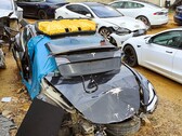 Damaged Tesla at a salvage yard (Image source: Notebookcheck)