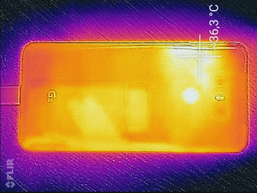 LG G6 under load. Picture taken with a Flir thermal camera.