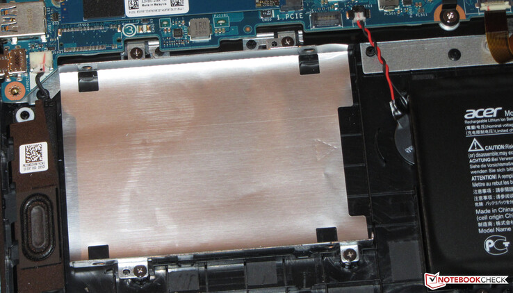 In addition, the laptop offers space for a 2.5-inch storage device. The required SATA slot is found in the box.