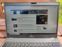 Fujitsu Lifebook U939 - using it outdoors