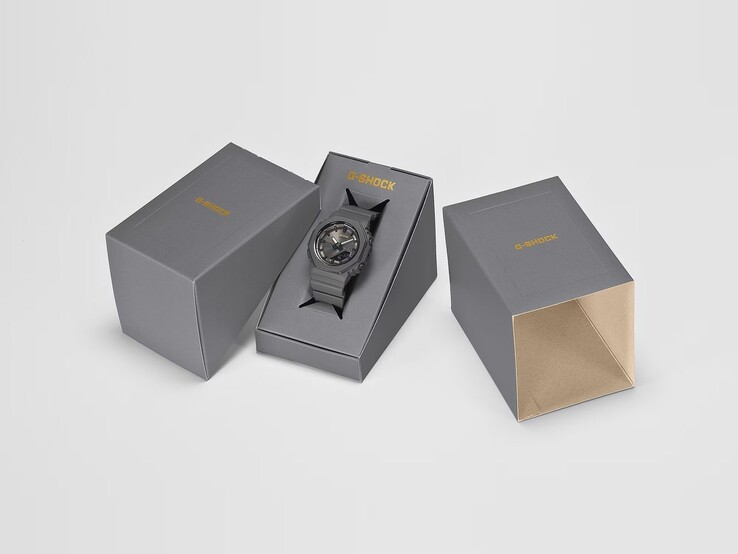 G-Shock GMA-P2126W-8A package 