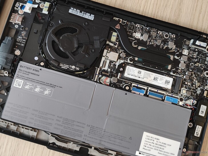 Lenovo ThinkPad X13 Gen 6: internals (image source: Benjamin Herzig/Notebookcheck.com)