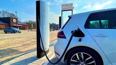 Longer V4 cables allow for easier charging (Image source: Esther Kokkelmans/X)