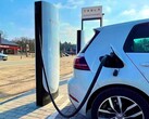 Longer V4 cables allow for easier charging (Image source: Esther Kokkelmans/X)
