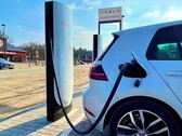 Longer V4 cables allow for easier charging (Image source: Esther Kokkelmans/X)