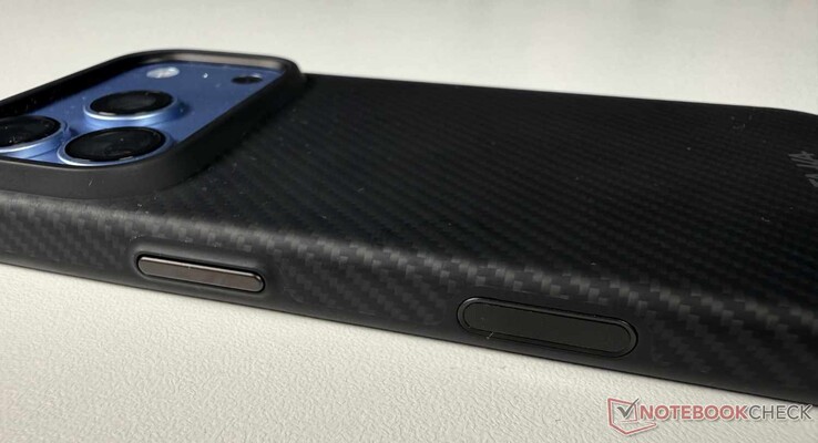 The Pitaka Summa Case fully encloses the iPhone 17/18 Pro (Max) on all sides.