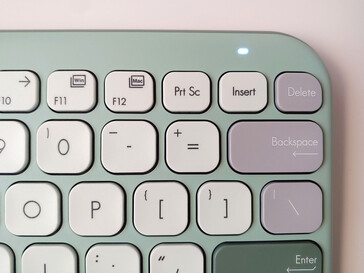 A white keyboard status light indicates connection or mode changes. (Image source: Notebookcheck)