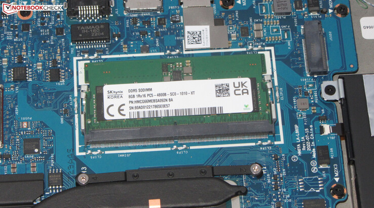 The working memory is made up of 8 GB onboard memory and an 8 GB module.