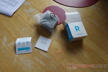 The RP152, its original packaging and its contents. (Source: Notebookcheck)