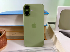 The Apple iPhone 17 has grown only minimally compared to the iPhone 16 and, at 177 grams, weighs just 12 grams more than the iPhone Air. (Image source: Notebookcheck)