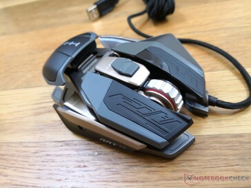 The mouse includes no small metal weights for balance tuning unlike on the Logitech G502