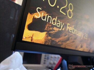 Narrow bezels along the two sides and top edge