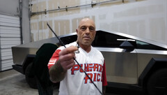 Joe Rogan shot the Cybertruck with an arrow (image: JRE/YT)