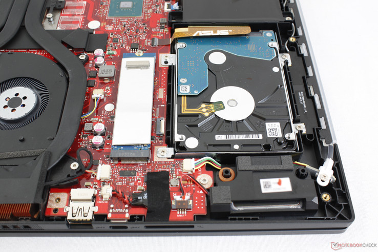Primary M.2 2280 slot sits adjacent to the secondary 2.5-inch SATA III bay. There is headroom for accepting drives up to 9.5 mm thick