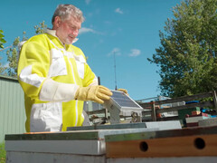 Remote beehive monitoring via Starlink IoT connection. (Image source: OneNZ/YT)
