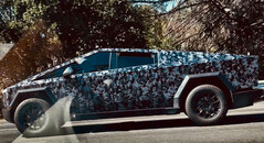 A Cybertruck test mule has been spotted with a dark digital camo wrap. (Image source: @MKumarTweets on Twitter - edited)