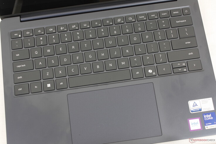 Only slight changes to the keyboard and clickpad size (12.8 x 7.8 cm vs. 12.5 x 8 cm) when compared to last year's Dell 14 Plus