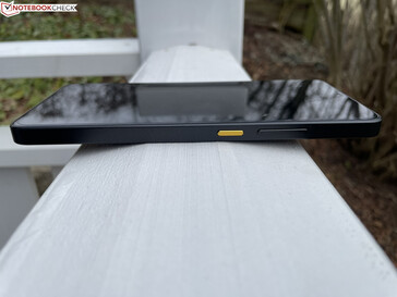 Right: Power button, volume rocker (Image source: Manuel Masiero)