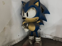 A statue of Sonic discovered after the closure of Segaworld London. The statue has since been restored and was visible during Gamescom 2023 (image source: Sega Driven)