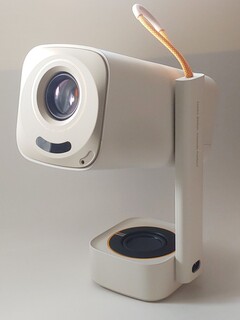 The Yaber T1 Pro portable projector comes with a handy carry strap. (Image source: Notebookcheck)