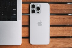 The Apple iPhone 15 and das iPhone 15 Pro were the best-selling smartphones in 2024. (Image source: Lala Azizli)