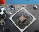 Ketchup used as a thermal compound on the AMD Radeon R7 240 GPU. (Image Source: AssasinWarlord on ComputerBase.de)