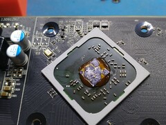Ketchup used as a thermal compound on the AMD Radeon R7 240 GPU. (Image Source: AssasinWarlord on ComputerBase.de)
