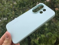The X200 FE is a decent compact phone (Image source: Marcus Herbrich)