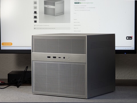 Zimacube 2 in front of a screen