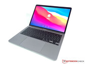 The 13-inch M1 MacBook Pro has the same design as the early-2020 MacBook Pro with 10th gen Intel CPUs. (Source: Notebookcheck)