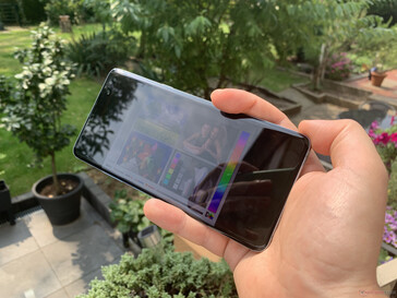 Using the Galaxy S10 5G outside in the sun