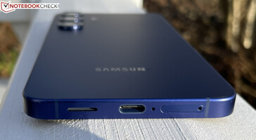 Bottom: speaker, USB-C 3.1 Gen 1, microphones, dual SIM (image source: Manuel Masiero)
