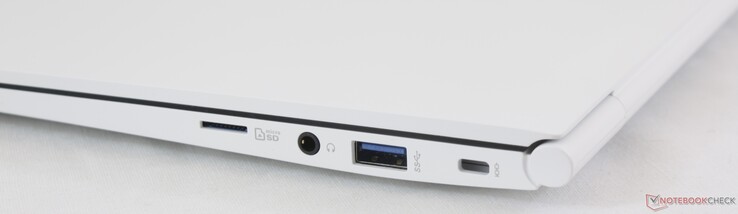 Right: MicroSD reader, 3.5 mm speakers, USB 3.0 Type-A, Kensington Lock