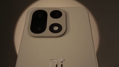 The flagship OnePlus 15. (Image source: OnePlus)